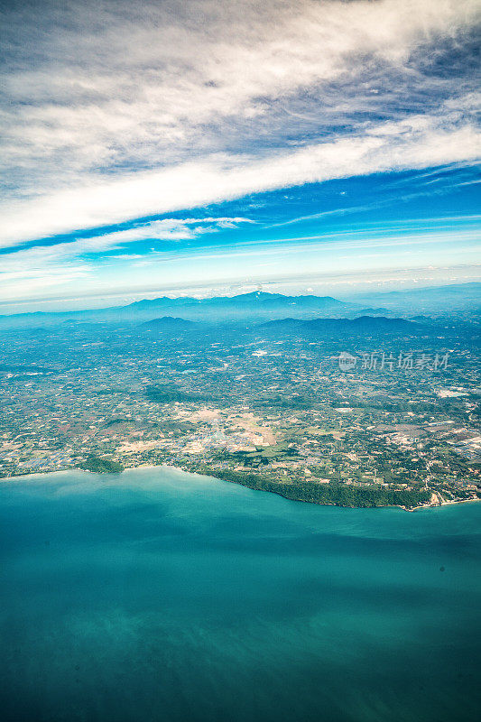 这张照片来自Jet Plane，拍摄了泰国中部海滩和海边的宽阔城市。